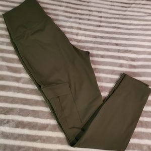 Zyia Forest Night Cargo Luxe 7/8 leggings